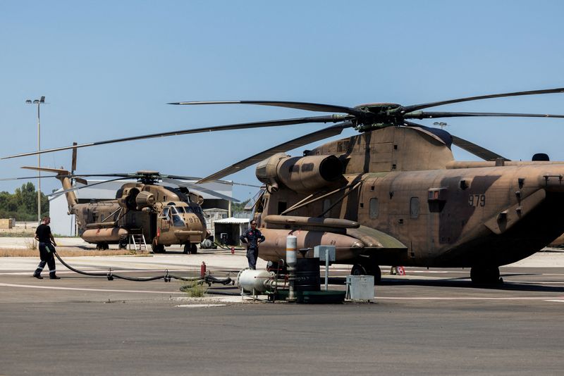 &copy; Reuters. Ground crew works next to military helicopter in Tel Nof military base in central Israel June 17, 2024.  REUTERS/Ronen Zvulun/File Photo