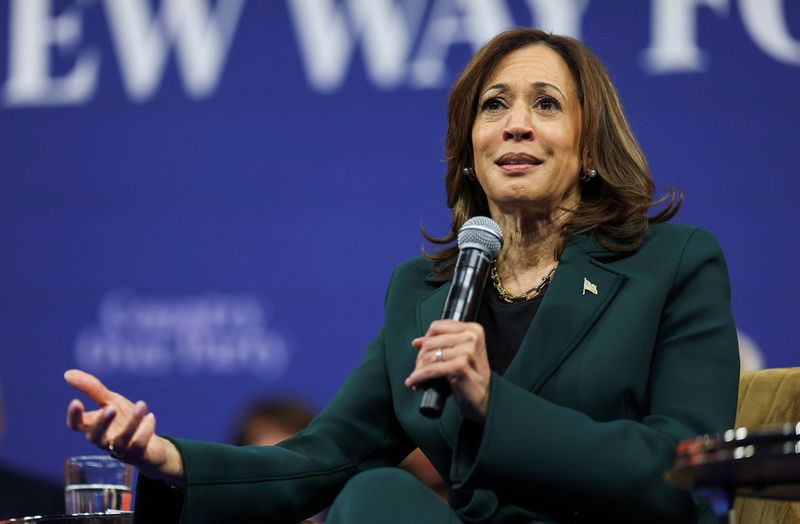 &copy; Reuters. FILE PHOTO: Democratic presidential nominee and U.S. Vice President Kamala Harris speaks, during a town hall with former U.S. Rep. Liz Cheney (R-WY) (not pictured), in The People’s Light in Malvern, Pennsylvania, U.S., October 21, 2024. REUTERS/Leah Mil