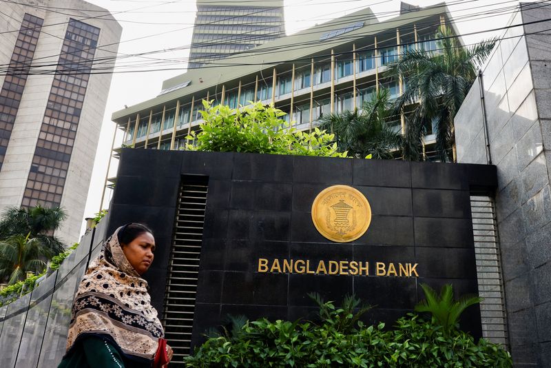 © Reuters. FILE PHOTO: A woman passes by Bangladesh's central bank in Dhaka, Bangladesh, July 19, 2023. REUTERS/Mohammad Ponir Hossain/File Photo