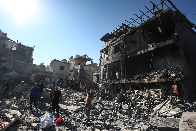 &copy; Reuters. People stand on the rubble of a demolished building after an Israeli strike near the Rafik Hariri University Hospital, amid ongoing hostilities between Hezbollah and Israeli forces, in Beirut, Lebanon October 22, 2024. REUTERS/Yara Nardi