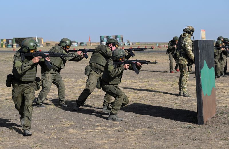 © Reuters. FILE PHOTO: Recruits undergo combat assault training under the supervision of officers of Russia's Southern Military District in the course of Russia-Ukraine conflict, at a firing range in the Rostov region, Russia October 4, 2024. REUTERS/Sergey Pivovarov/ File Photo