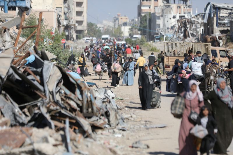 © Reuters. Displaced Palestinians ordered by the Israeli military to evacuate the northern part of Gaza flee amid an Israeli military operation, in Jabalia in the northern Gaza Strip, October 22, 2024. REUTERS/Dawoud Abu Alkas