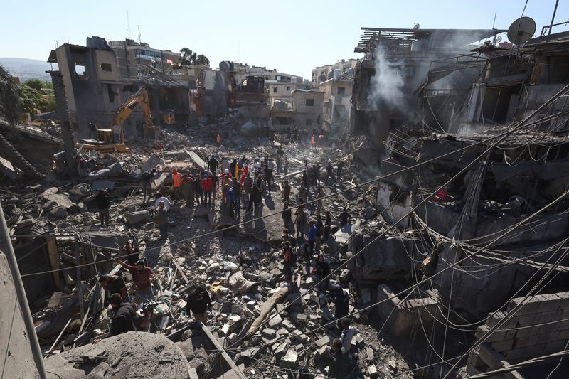 © Reuters. Rescuers search for survivors at the site of an Israeli strike near Rafik Hariri University Hospital, amid ongoing hostilities between Hezbollah and Israeli forces, in Beirut, Lebanon October 22, 2024. REUTERS/Yara Nardi