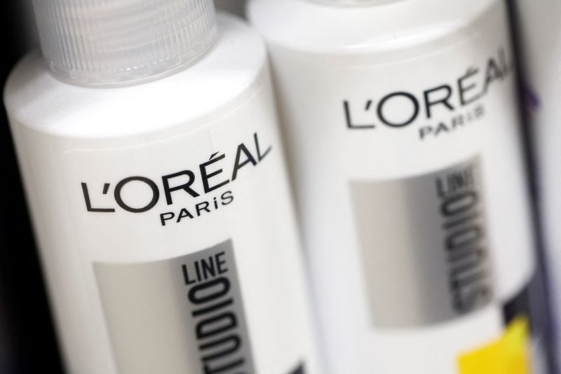 &copy; Reuters. FILE PHOTO: The logo of L'Oreal is seen on beauty products in a supermarket in Chanverrie, France, October 16, 2024. REUTERS/Stephane Mahe/File Photo