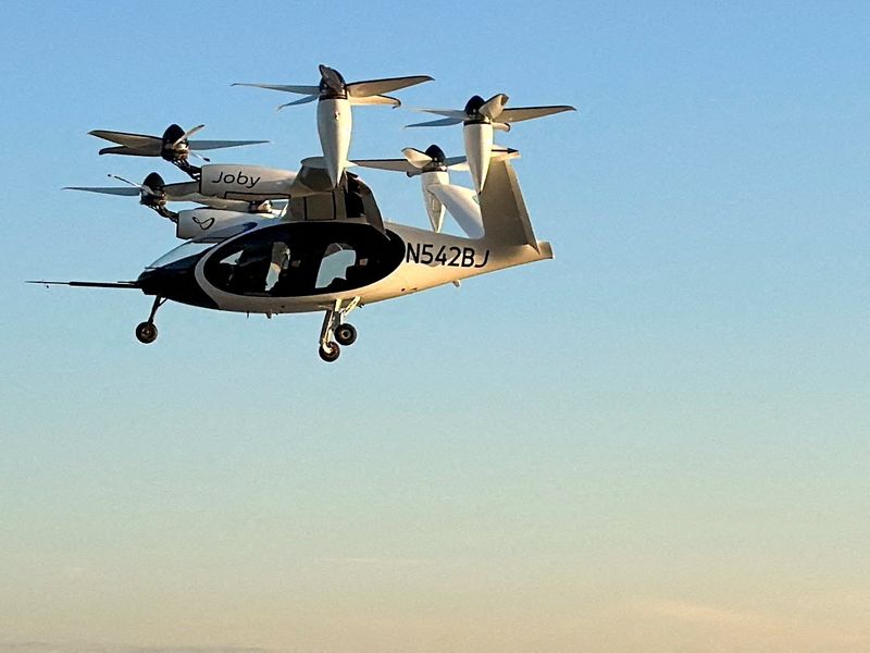 © Reuters. FILE PHOTO: An electric air taxi by Joby Aviation flies near the Downtown Manhattan Heliport in Manhattan, New York City, U.S., November 12, 2023. REUTERS/Roselle Chen/File Photo