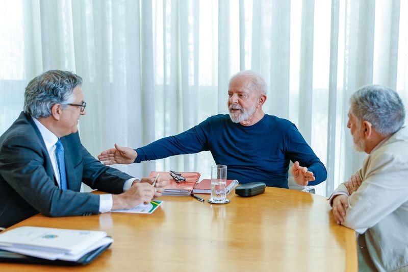 &copy; Reuters. Brazilian President Luiz Inacio Lula da Silva meets with Institutional Relations Minister Alexandre Padilha and top foreign policy adviser Celso Amorim, after he suffered a head injury at home that caused a minor brain hemorrhage in Brasilia, Brazil, Octo