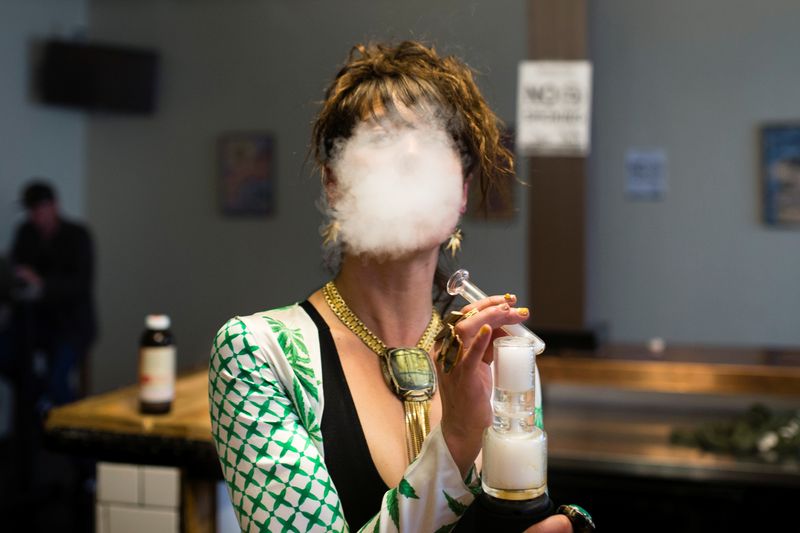 © Reuters. FILE PHOTO: A woman uses a full spectrum oil vaporizer at the Magnolia cannabis vape lounge in Oakland, California, U.S. April 20, 2018. . REUTERS/Elijah Nouvelage/File Photo