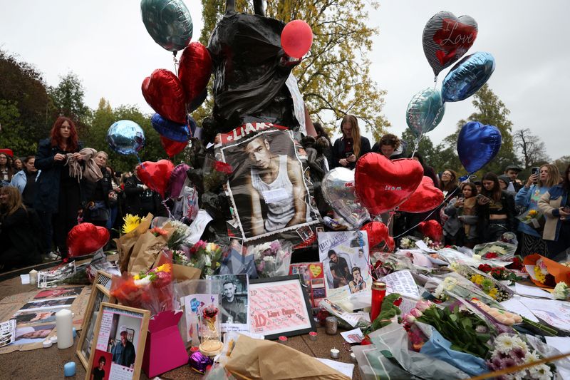 © Reuters. Fans gather to pay tribute to former One Direction singer Liam Payne, who was found dead after he fell from a third-floor hotel room balcony in Buenos Aires, in Hyde Park, London, Britain, October 20, 2024. REUTERS/Hollie Adams