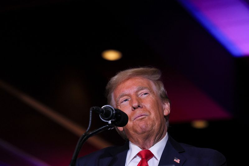 &copy; Reuters. Republican presidential nominee former U.S. President Donald Trump participates in an 11th Hour Faith Leaders Meeting in Concord, North Carolina, U.S., October 21, 2024. REUTERS/Brian Snyder