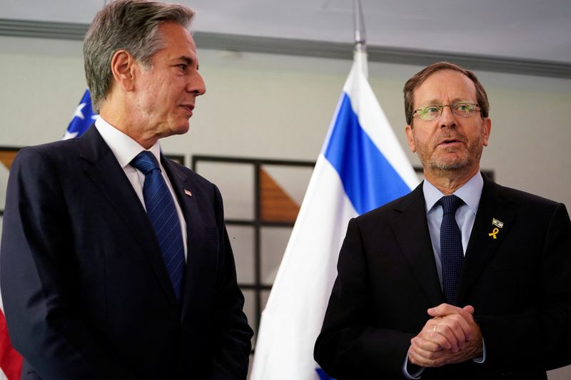 © Reuters. U.S. Secretary of State Antony Blinken and Israel's President Isaac Herzog speak to the media in Tel Aviv, Israel, October 22, 2024. REUTERS/Nathan Howard/Pool