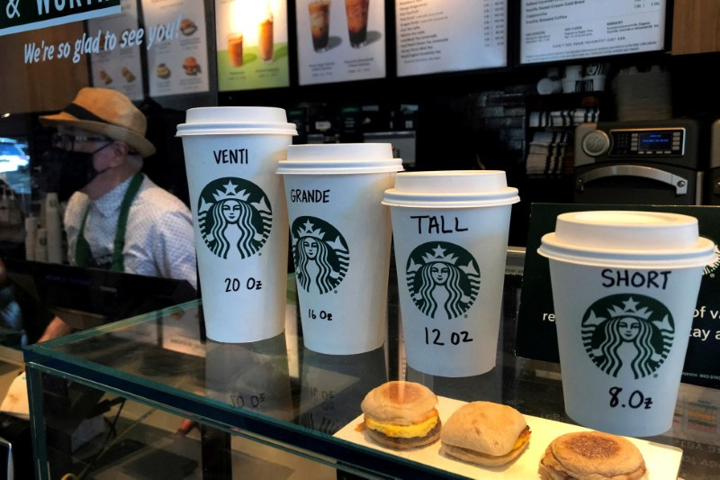 © Reuters. FILE PHOTO: Starbucks cups are pictured on a counter in the Manhattan borough of New York City, New York, U.S., February 16, 2022. REUTERS/Carlo Allegri/File Photo