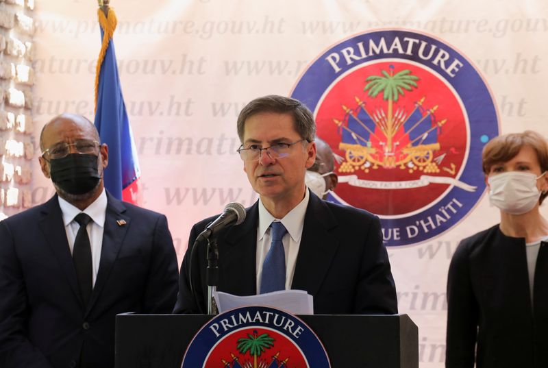 &copy; Reuters. FILE PHOTO: World Bank Vice-President for the Latin America and the Caribbean Region Carlos Felipe Jaramillo addresses the audience next to Haiti's Prime Minister Ariel Henry, in Port-au-Prince, Haiti May 3, 2022. REUTERS/Ralph Tedy Erol/File Photo