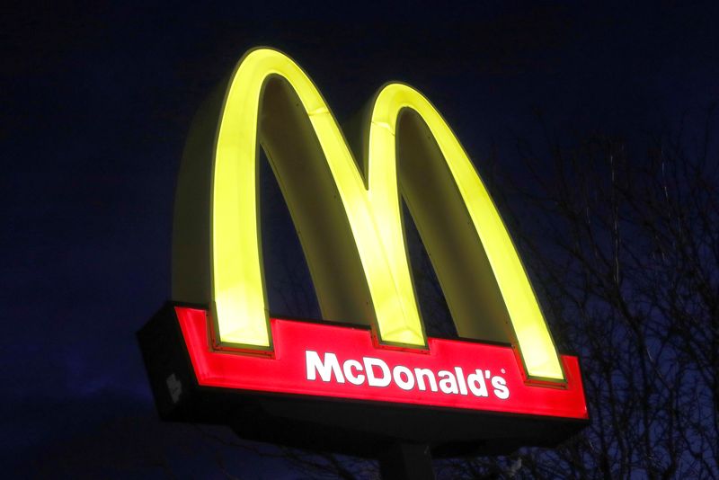 © Reuters. FILE PHOTO: A sign is seen at a McDonald's restaurant in U.S., March 17, 2020. REUTERS/Andrew Kelly/File Photo