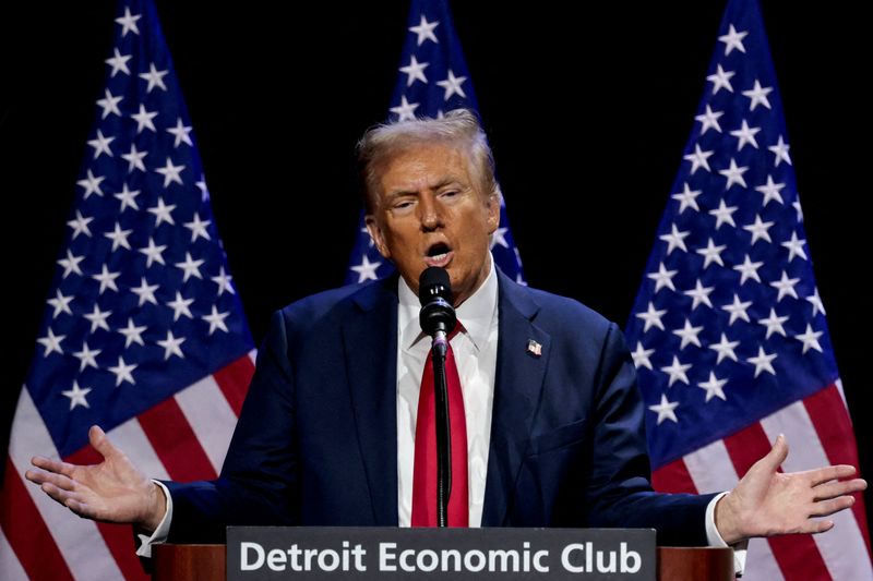 &copy; Reuters. FILE PHOTO: Republican presidential nominee and former U.S. President Donald Trump addresses the Detroit Economic Club in Detroit, Michigan, U.S., October 10, 2024. REUTERS/Rebecca Cook/File Photo