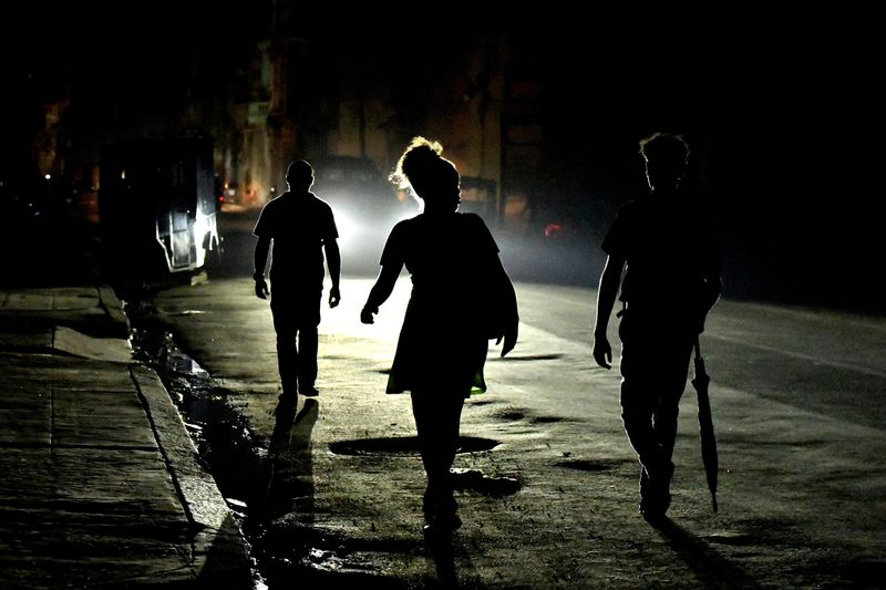 © Reuters. FILE PHOTO: People walk in the street at night as Cuba is hit by an island-wide blackout, in Havana, Cuba, October 18, 2024. REUTERS/Norlys Perez/File Photo