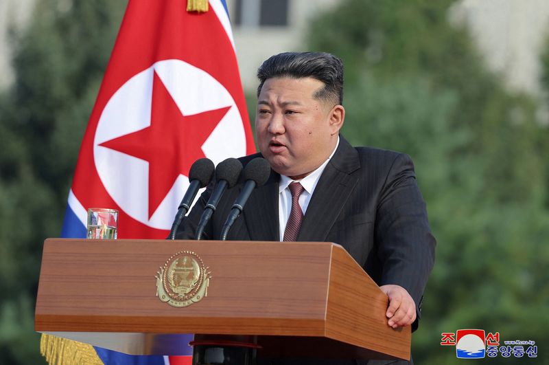 © Reuters. North Korean leader Kim Jong Un speaks during a visit to the National Defense University in Pyongyang, North Korea, October 7, 2024, in this photo released by North Korea's official Korean Central News Agency.    KCNA via REUTERS    ATTENTION EDITORS - THIS IMAGE WAS PROVIDED BY A THIRD PARTY. REUTERS IS UNABLE TO INDEPENDENTLY VERIFY THIS IMAGE. NO THIRD PARTY SALES. SOUTH KOREA OUT. NO COMMERCIAL OR EDITORIAL SALES IN SOUTH KOREA.