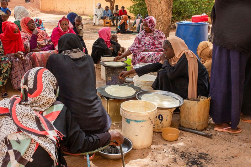 &copy; Reuters. FILE PHOTO: Sudanese women from community kitchens, run by local volunteers, prepare meals for people who are affected by conflict and extreme hunger and are out of reach of international aid efforts, in Omdurman, Sudan, May 13, 2024. REUTERS/Mazin Alrash