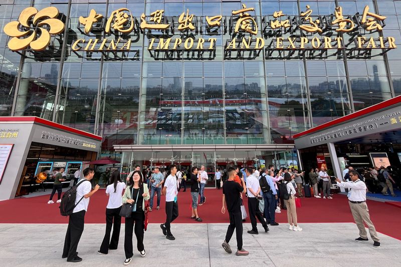 © Reuters. Visitors walk by one of the main halls at the China Import and Export Fair, commonly known as the Canton Fair, in Guangzhou, Guangdong province, China October 15, 2024. REUTERS/David Kirton/File Photo