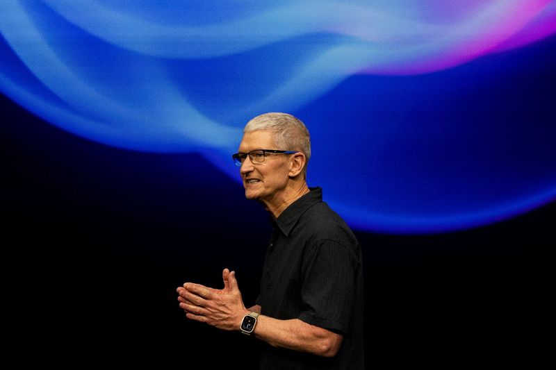 © Reuters. FILE PHOTO: CEO of Apple Tim Cook gives a presentation as Apple holds an event at the Steve Jobs Theater on its campus in Cupertino, California, U.S. September 9, 2024. REUTERS/Manuel Orbegozo/File Photo