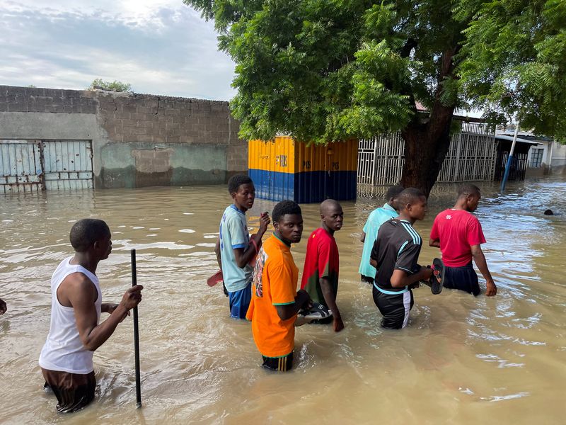 &copy; Reuters. FILE PHOTO: Residents walk in a flooded area during rescue operations in Maiduguri, northern Borno state, Nigeria September 12, 2024. REUTERS/Ahmed Kingimi/File Photo