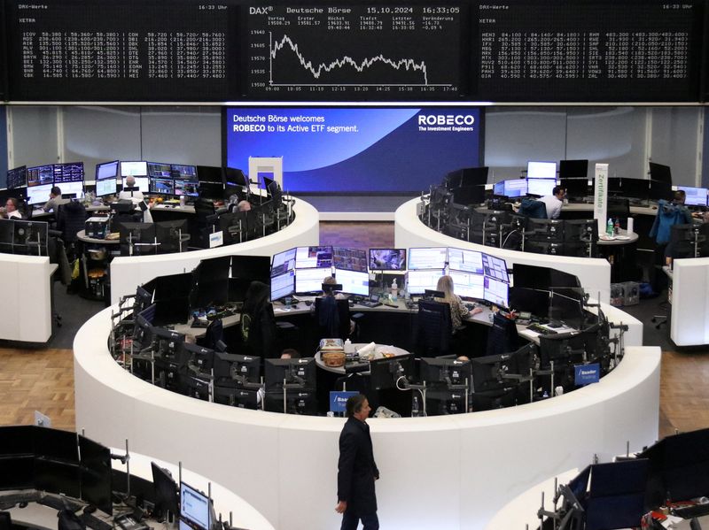 © Reuters. The German share price index DAX graph is pictured at the stock exchange in Frankfurt, Germany, October 15, 2024.   REUTERS/Staff/ File Photo