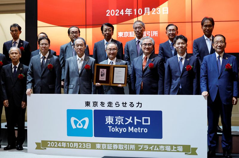 © Reuters. Akiyoshi Yamamura, President of Tokyo Metro holds an IPO certificate at a ceremony to mark the company's debut on the Tokyo Stock Exchange in Tokyo, Japan October 23, 2024. REUTERS/Kim Kyung-Hoon