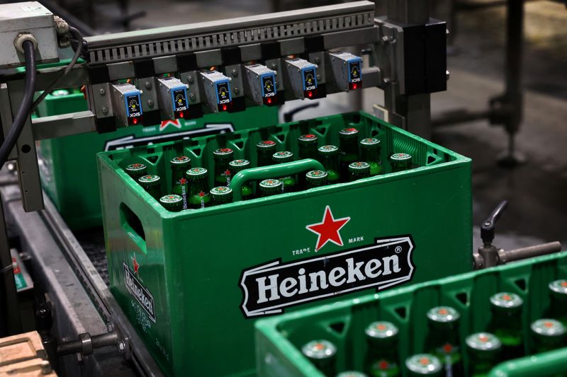 © Reuters. Crates of beer move along the conveyor belt at the Heineken brewery in Zoeterwoude, Netherlands July 8, 2024. REUTERS/Piroschka van de Wouw/ File Photo