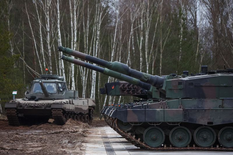 &copy; Reuters. FILE PHOTO: Tanks are pictured as Polish President Andrzej Duda and Minister of National Defence Mariusz Blaszczak meet with Polish instructors and Ukrainian soldiers training on Leopard 2 A4 tanks in the 10th Armoured Cavalry Brigade in Swietoszow, Polan