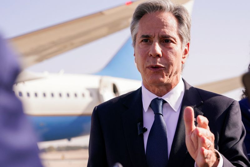 © Reuters. U.S. Secretary of State Antony Blinken speaks with members of the media at Ben Gurion International Airport before departing for Riyadh, Saudi Arabia, in Tel Aviv, Israel, October 23, 2024. REUTERS/Nathan Howard/Pool