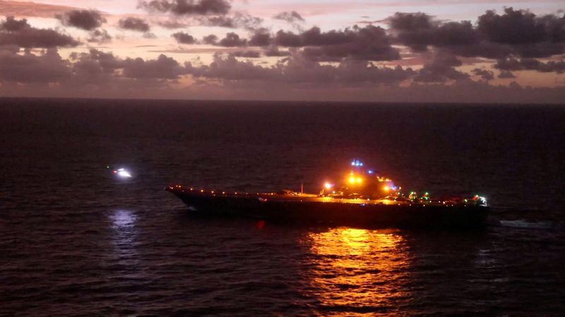 © Reuters. FILE PHOTO: China's Liaoning aircraft carrier takes part in the 