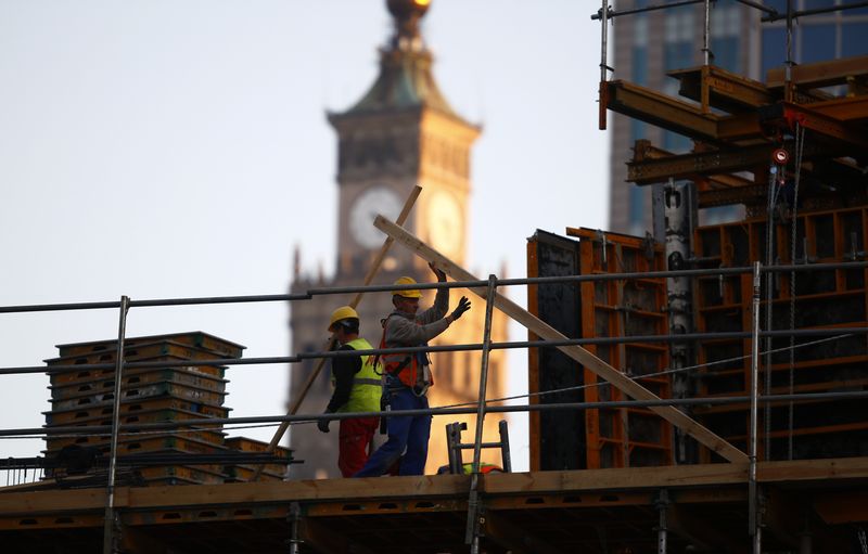 © Reuters. Labourers work at a construction site in Warsaw November 5, 2014. REUTERS/Kacper Pempel/ File Photo