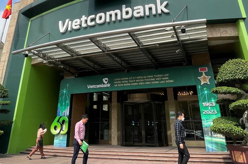 &copy; Reuters. People walk in front of the Vietcombank Headquarters in Hanoi, Vietnam June 1, 2023. REUTERS/Ha Phuong Nguyen/ File Photo