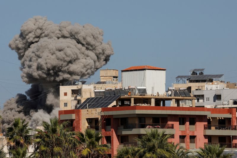 © Reuters. Smoke billows after an Israeli strike, amid the ongoing hostilities between Hezbollah and Israeli forces, in Tyre, southern Lebanon, October 23, 2024. REUTERS/Aziz Taher  