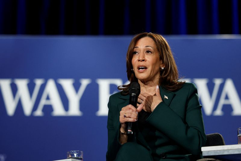 © Reuters. Democratic presidential nominee and U.S. Vice President Kamala Harris speaks during a campaign event in Royal Oak, Michigan, U.S., October 21, 2024. REUTERS/Rebecca Cook/File Photo