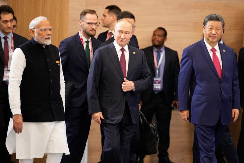 © Reuters. Indian Prime Minister Narendra Modi, Russian President Vladimir Putin and Chinese President Xi Jinping attend a family photo ceremony prior to the BRICS Summit plenary session in Kazan, Russia, Wednesday, Oct. 23, 2024.     Alexander Zemlianichenko/Pool via REUTERS