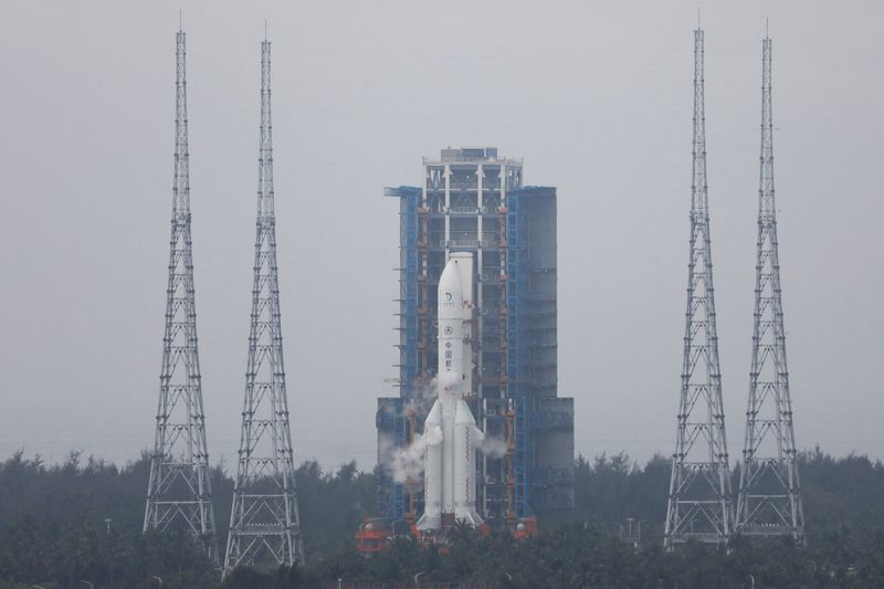 &copy; Reuters. FILE PHOTO: The Chang'e 6 lunar probe and the Long March-5 Y8 carrier rocket combination sit atop the launch pad at the Wenchang Space Launch Site in Hainan province, China May 3, 2024. REUTERS/Eduardo Baptista/File Photo