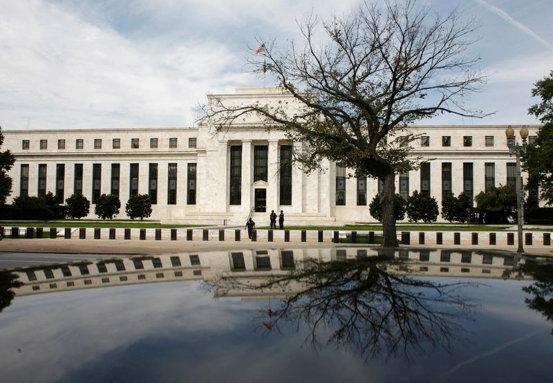 © Reuters. FILE PHOTO: The Federal Reserve Building is reflected on a car in Washington September 16, 2008.  REUTERS/Jim Young /File Photo