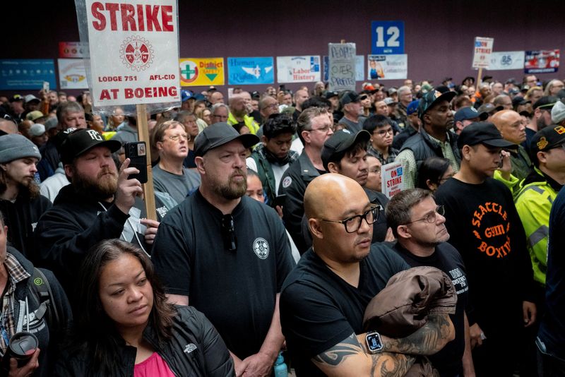 © Reuters. FILE PHOTO: Boeing workers from the International Association of Machinists and Aerospace Workers District 751 attend a rally at their union hall during an ongoing strike in Seattle, Washington, U.S. October 15, 2024. REUTERS/David Ryder/File Photo