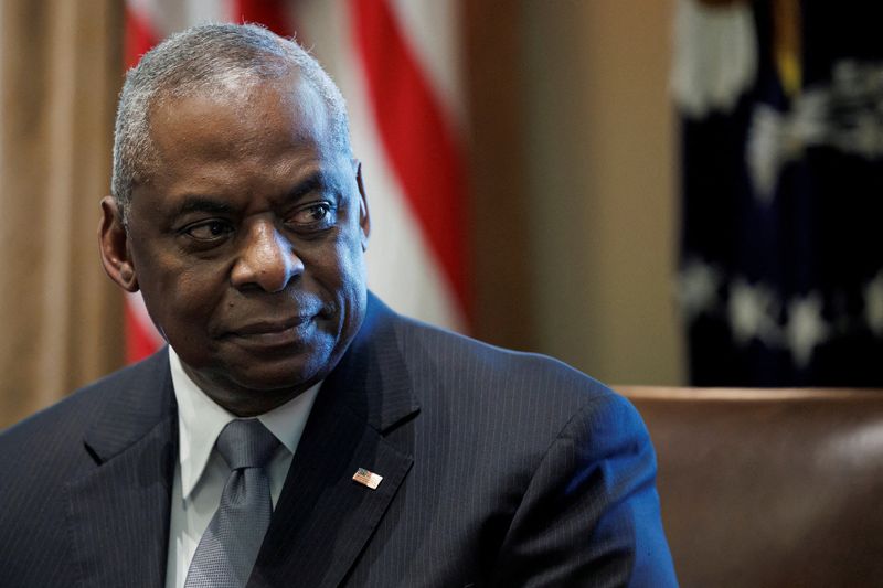 &copy; Reuters. FILE PHOTO: U.S. Secretary of Defense Lloyd Austin listens to remarks by U.S. President Joe Biden during a Cabinet meeting inside the West Wing at the White House in Washington, U.S, September 20, 2024. REUTERS/Tom Brenner/File Photo