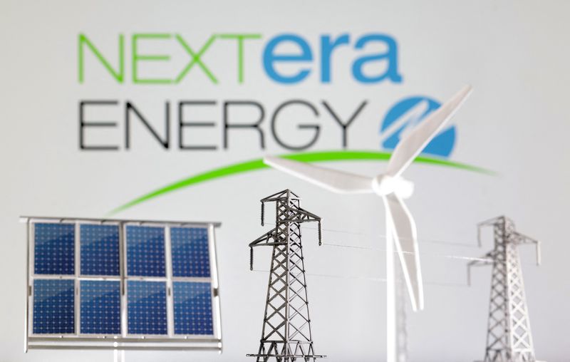 © Reuters. FILE PHOTO: Miniatures of windmill, solar panel and electric pole are seen in front of NextEra Energy logo in this illustration taken January 17, 2023. REUTERS/Dado Ruvic/Illustration/File Photo