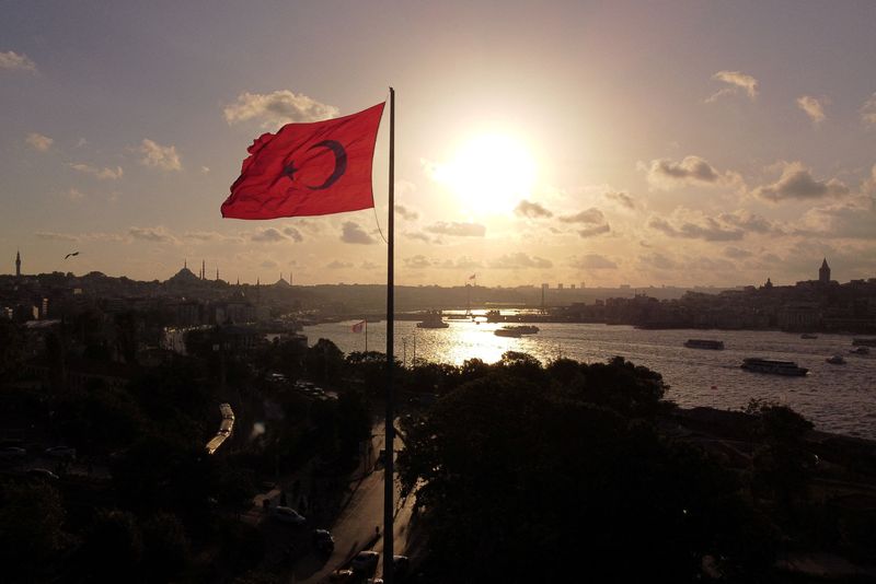 © Reuters. FILE PHOTO: A drone view shows a Turkish flag flying over Sarayburnu with the Golden Horn in the background,  in Istanbul, Turkey, June 21, 2024. REUTERS/Murad Sezer/File Photo