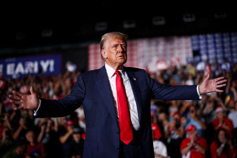 © Reuters. Republican presidential nominee and former U.S. President Donald Trump reacts during a rally in Greensboro, North Carolina, U.S. October 22, 2024. REUTERS/Carlos Barria