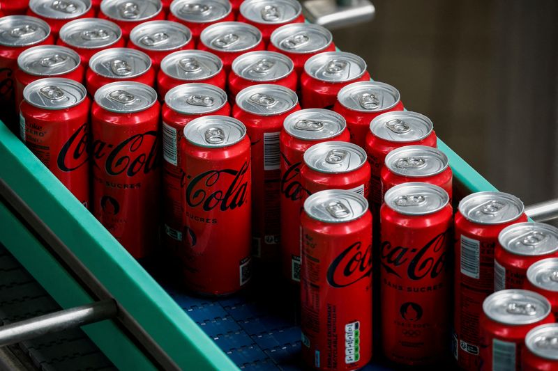 © Reuters. FILE PHOTO: Aluminium cans of Coca-Cola move along a conveyor belt on the production line at the Coca-Cola Europacific Partners bottling plant in Les Pennes-Mirabeau, near Marseille, France, May 7, 2024. REUTERS/Benoit Tessier/File Photo