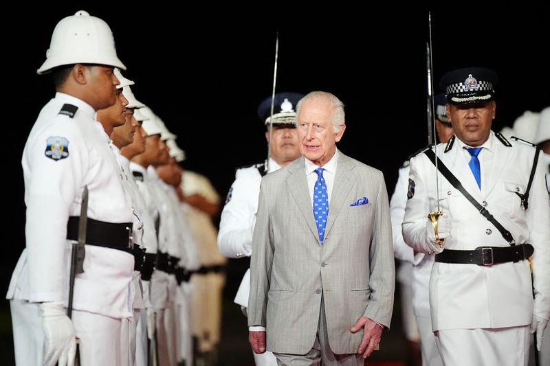 &copy; Reuters. Rei britânico Charles inspeciona guarda de honra durante visita a Samoan23/10/2024 Aaron Chown/Pool via REUTERS