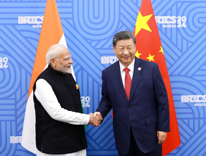 © Reuters. Chinese President Xi Jinping and India Prime Minister Narendra Modi meet on the sidelines of the BRICS summit in Kazan, Russia October 23, 2024. China Daily via REUTERS 