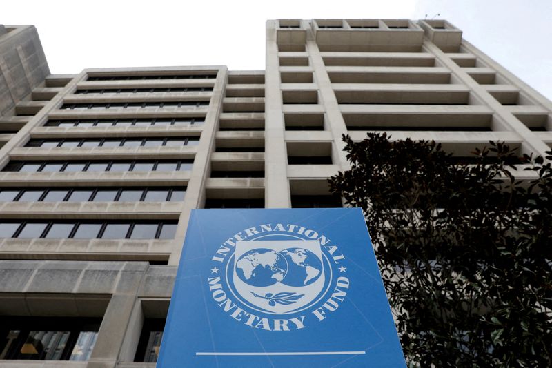 © Reuters. FILE PHOTO: The International Monetary Fund headquarters is seen in Washington, U.S., April 8, 2019. REUTERS/Yuri Gripas/File Photo