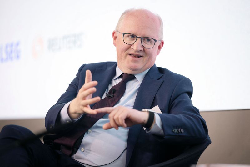 &copy; Reuters. Philip R. Lane, capo economista della Banca Centrale Europea, parla con Balazs Koranyi, capo corrispondente di Reuters (non nella foto) alla Borsa di Londra, Londra, Gran Bretagna, 17 giugno 2024. REUTERS/Anna Gordon/Foto d'archivio