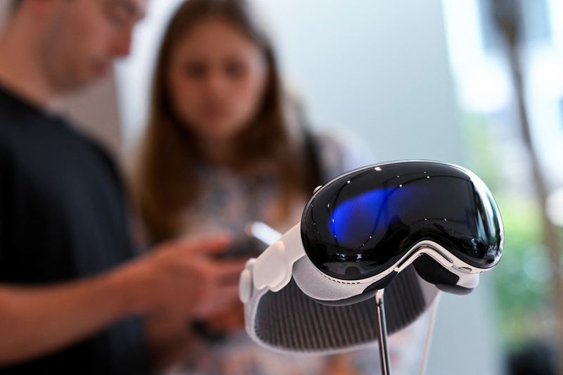 &copy; Reuters. FILE PHOTO: An Apple Vision Pro is displayed at its launch in Singapore June 28, 2024. REUTERS/Caroline Chia/File Photo