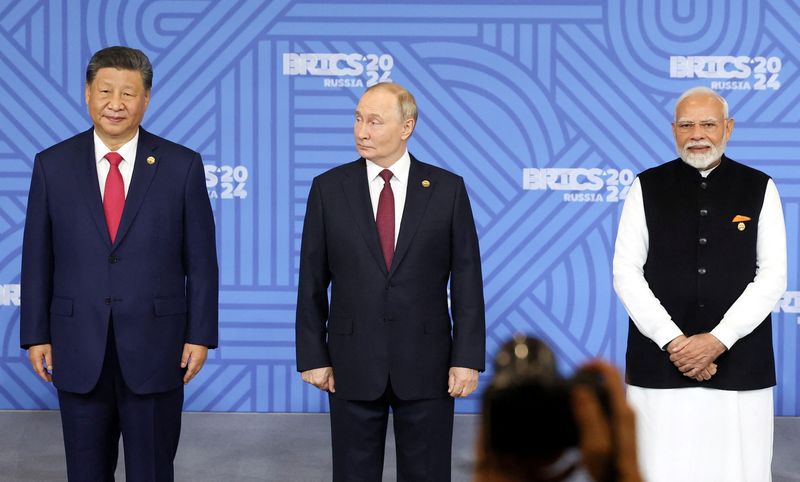 &copy; Reuters. Presidentes da China, Xi Jinping, e da Rússia, Vladimir Putin, e primeiro-ministro da Índia, Narendra Modi, durante reunião de cúpula do Brics, na cidade russa de Kazann23/10/2024 Sputnik/Alexander Kazakov/Pool via REUTERS