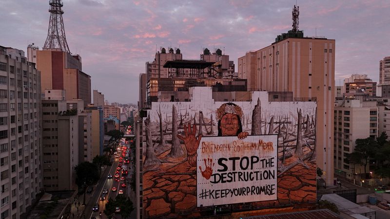 &copy; Reuters. Mural gigante em São Paulo do artista Mundano usa cinzas de incêndios em protesto contra desmatamenton21/10/2024nREUTERS/Amanda Perobelli